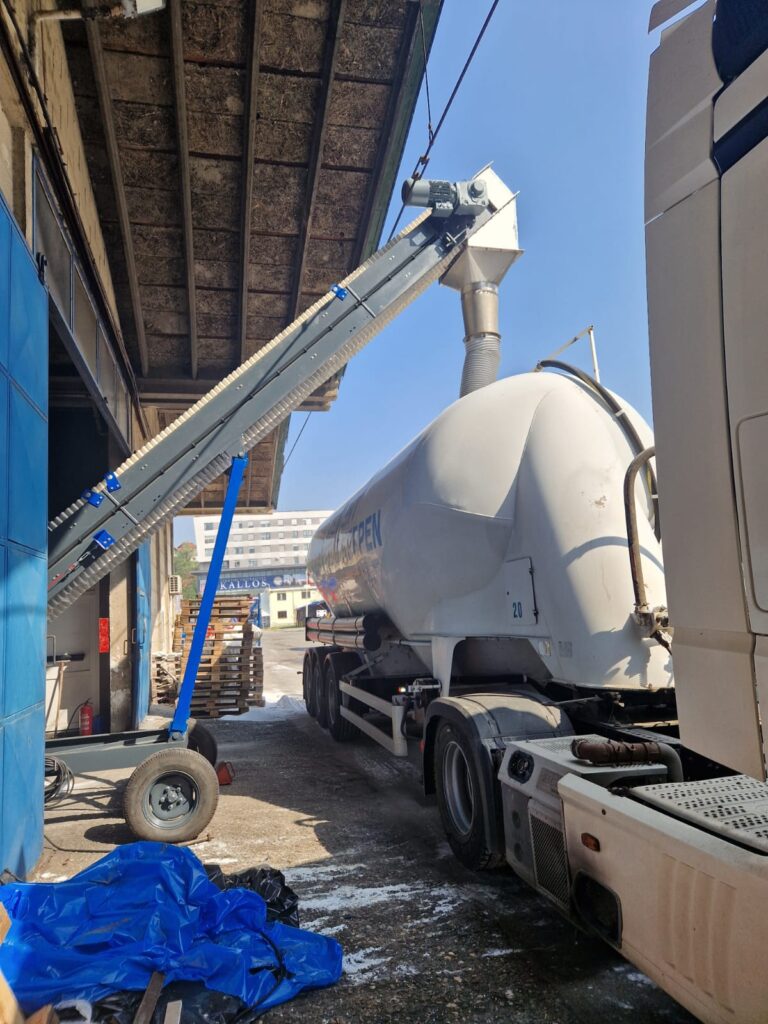 Strojrem transporter